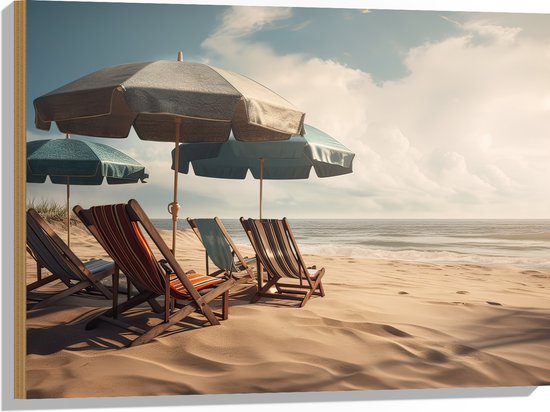 Hout - Strandstoelen en Parasols op het Strand op Bewolkte Dag - 80x60 cm - 9 mm dik - Foto op Hout (Met Ophangsysteem)