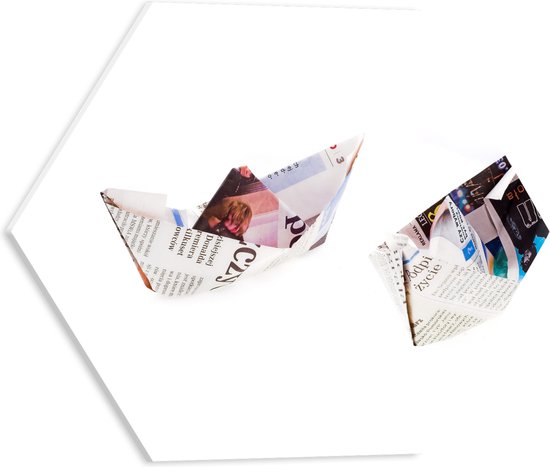 PVC Schuimplaat Hexagon - Van Kranten Gevouwen Papieren Bootjes tegen Witte Achtergrond - 40x34.8 cm Foto op Hexagon (Met Ophangsysteem)