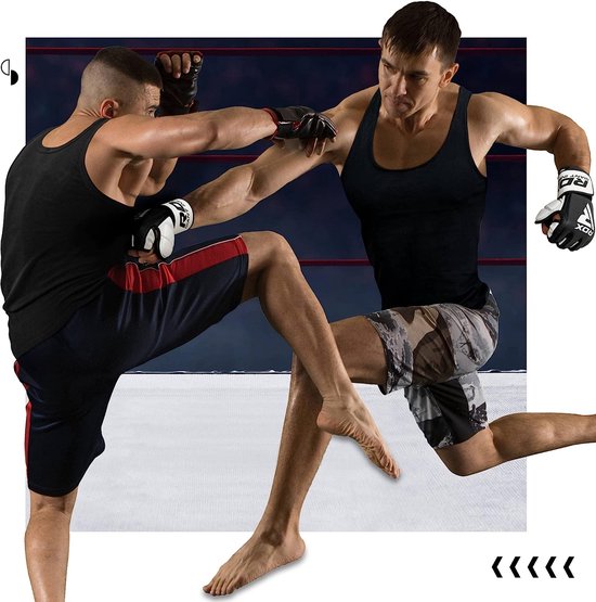 Deux hommes en position de combat, l'un portant des gants de MMA noirs et l'autre un short d'entraînement noir et rouge.