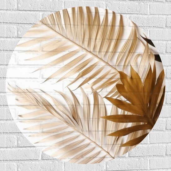 Muursticker Cirkel - Tropische Bladeren in Goudtinten tegen Witte Achtergrond - 90x90 cm Foto op Muursticker