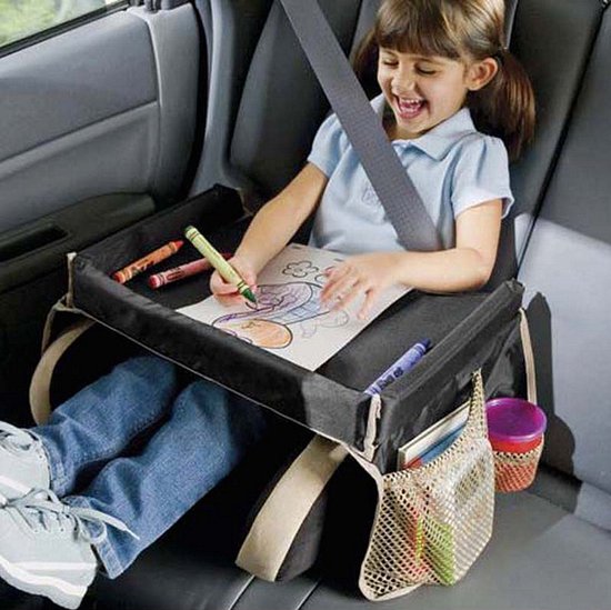 Meisje in auto met zwarte reistafel, tekent.
