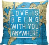 'Love is Being With You Anywhere' - Wereldkaart - Sierkussen - 40 x 40 cm - Reis Quote - Reizen / Vakantie - Reisliefhebbers - Liefde - Verliefd - Voor op de bank/bed