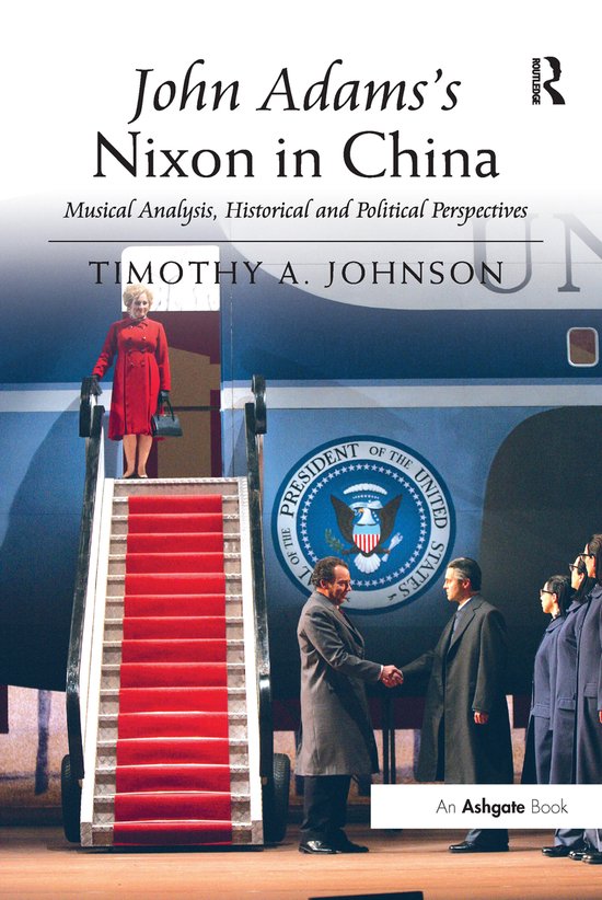 Boekomslag van John Adams's Nixon in China met een vrouw in rode jas op trap, en twee mannen die elkaar de hand schudden bij Air Force One.