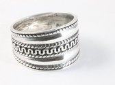Brede zilveren ring met meander gravering en kabelpatronen - maat 18