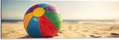 Dibond - Kleurrijke Strandbal Liggend in het Zand - 90x30 cm Foto op Aluminium (Met Ophangsysteem)