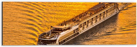 Dibond - Toeristenboot op het Water tijdens de Zonsondergang - 60x20 cm Foto op Aluminium (Wanddecoratie van metaal)