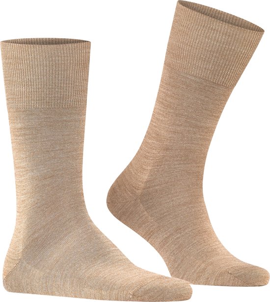 Deux chaussettes Falke Airport beiges, de couleur unie avec une texture chinée et un revers côtelé.