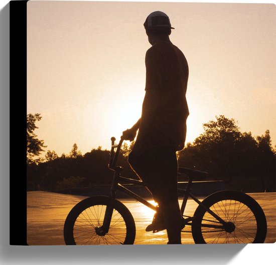 Canvas - Silhouet van Persoon met Pet op BMX Fiets - 30x30 cm Foto op Canvas Schilderij (Wanddecoratie op Canvas)