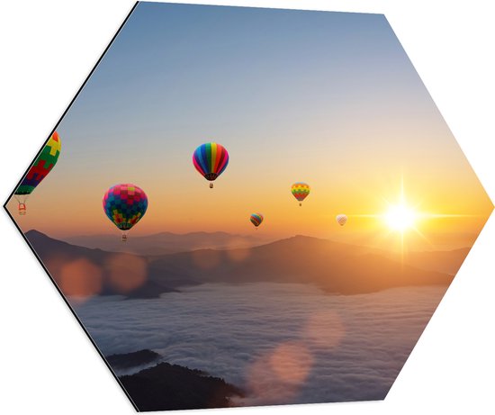 Dibond Hexagon - Luchtballonnen Zwevend bij Bergtoppen boven het Wolkendek - 80x69.6 cm Foto op Hexagon (Met Ophangsysteem)