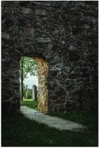 Poster Glanzend – Muur - Stenen - Gras - Doorgang - 50x75 cm Foto op Posterpapier met Glanzende Afwerking