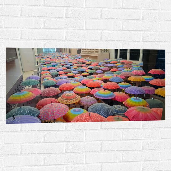 Muursticker - Paraplu - Mensen - Regenboog - Kleuren - 100x50 cm Foto op Muursticker