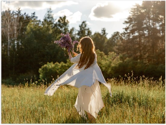 Poster (Mat) - Vrouw met Lavendelboeket in het Veld - 100x75 cm Foto op Posterpapier met een Matte look