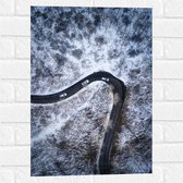 Muursticker - Sneeuw - Bomen - Bossen - Voertuigen - Auto - Weg - 40x60 cm Foto op Muursticker