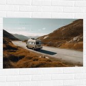 Muursticker - Camper in Berglandschap - 90x60 cm Foto op Muursticker
