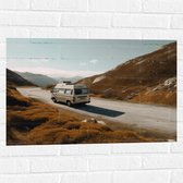 Muursticker - Camper in Berglandschap - 75x50 cm Foto op Muursticker