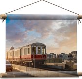 Textielposter - Rood - Witte Trein in Stad - 40x30 cm Foto op Textiel