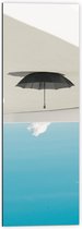 Dibond - Zwarte Paraplu Hangend aan Wit Vlak bij Wolken - 40x120 cm Foto op Aluminium (Wanddecoratie van metaal)