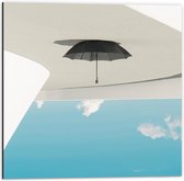 Dibond - Zwarte Paraplu Hangend aan Wit Vlak bij Wolken - 50x50 cm Foto op Aluminium (Wanddecoratie van metaal)