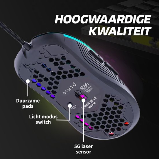 Onderkant van een zwarte gaming muis met honingraat patroon, RGB verlichting en tekst over 'Duurzame pads', 'Licht modus switch' en '5G laser sensor'.