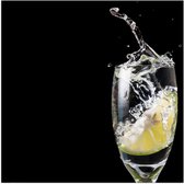 Poster Glanzend – Water met een Limoenschijfje - 50x50 cm Foto op Posterpapier met Glanzende Afwerking