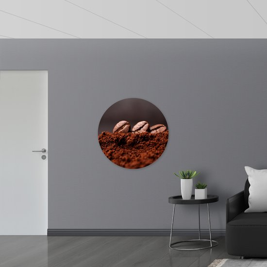 Dibond Muurcirkel - Drie Koffiebonen met Gemalen Koffie - 90x90 cm Foto op Aluminium Muurcirkel (met ophangsysteem)