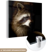 MuchoWow® Glasschilderij 20x20 cm - Schilderij acrylglas - Wasbeer - Wilde dieren - Zwart - Foto op glas - Schilderijen