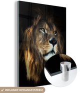 MuchoWow® Glasschilderij 60x80 cm - Schilderij acrylglas - Leeuw - Vacht - Zwart - Foto op glas - Schilderijen