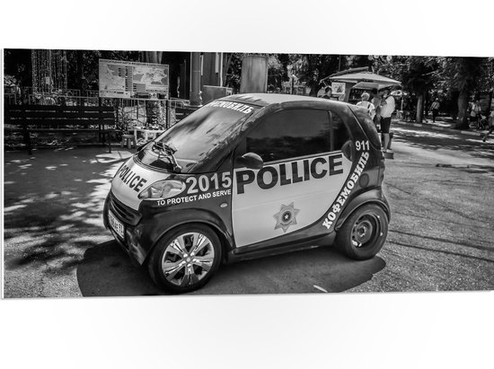 PVC Schuimplaat- Kleine Politieauto Geparkeerd (Zwart-wit) - 100x50 cm Foto op PVC Schuimplaat