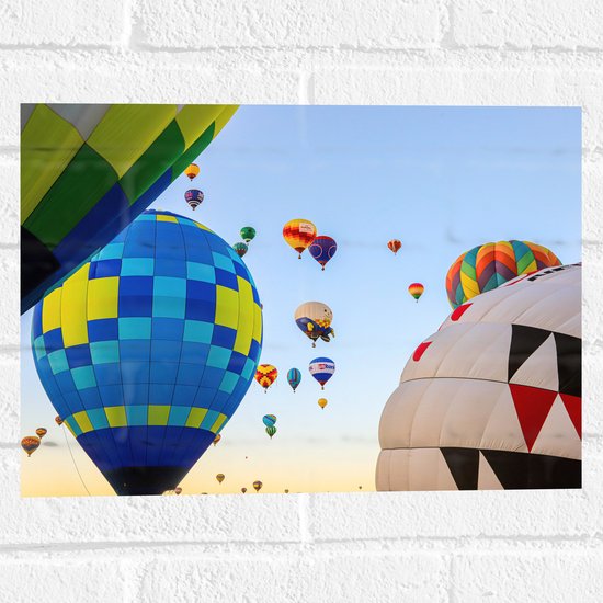 Muursticker - Tussen de Luchtballonnen in de Lucht - 40x30 cm Foto op Muursticker