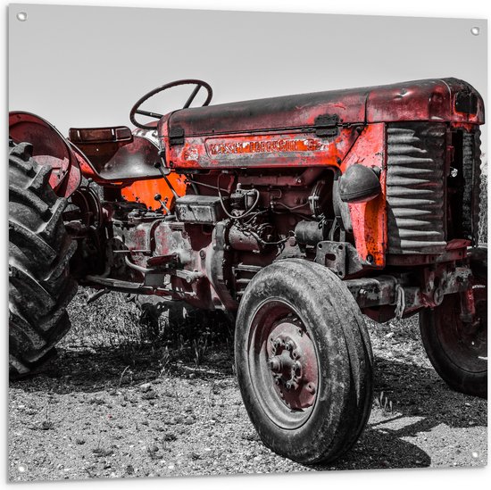 Tuinposter – Oude Verroeste Zwart-witte Tractor in het Weiland met Rode Details - 100x100 cm Foto op Tuinposter (wanddecoratie voor buiten en binnen)