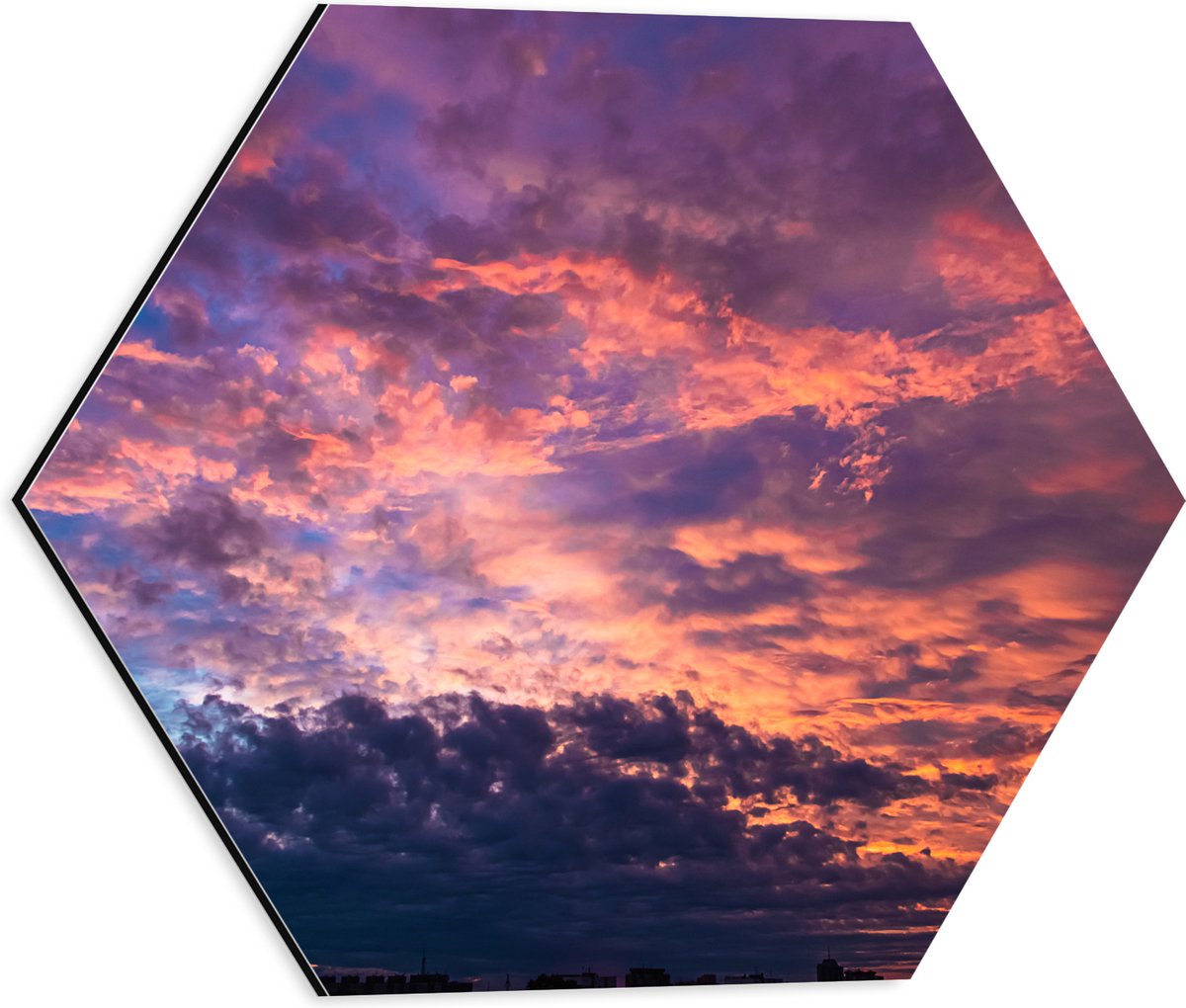 Dibond Hexagon - Paarskleurige Zonsondergang bij Sluierbewolking - 40x34.8 cm Foto op Hexagon (Met Ophangsysteem)