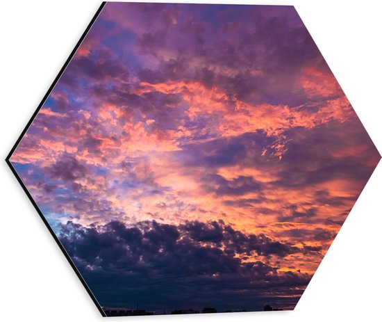 Dibond Hexagon - Paarskleurige Zonsondergang bij Sluierbewolking - 30x26.1 cm Foto op Hexagon (Met Ophangsysteem)