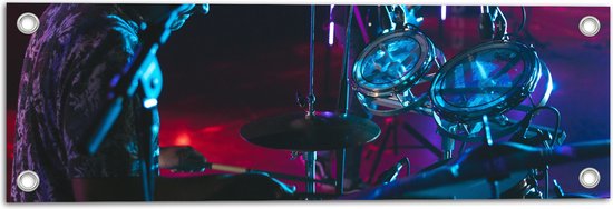 Tuinposter – Drummer op het Podium bij Paarse Lampen - 60x20 cm Foto op Tuinposter (wanddecoratie voor buiten en binnen)