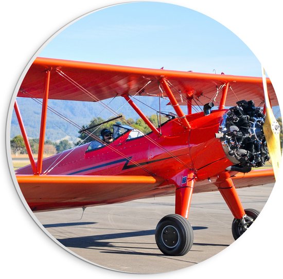PVC Schuimplaat Muurcirkel - Rood Stuntvliegtuig Opstijgend vanuit Vliegbasis - 20x20 cm Foto op Muurcirkel (met ophangsysteem)