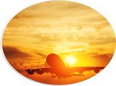 PVC Schuimplaat Ovaal - Opstijgend Vliegtuig bij Felle Zonsondergang - 28x21 cm Foto op Ovaal (Met Ophangsysteem)