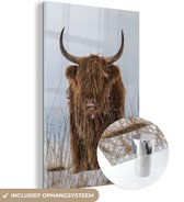 Glasschilderij - Schotse hooglander - Sneeuw - Dieren - Winter - Glazen plaat - Wanddecoratie - 80x120 cm - Foto op glas - Schilderij glas