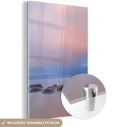 Glasschilderij - Strand - Zee - Lucht - Stenen - Pastel - Foto op glas - 60x90 cm - Muurdecoratie - Schilderij glas