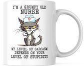 Grappige Mok met tekst: I'm a grumpy old Nurse. My level of sarcasm depends on your level op stupidity. | Grappige Quote | Funny Quote | Grappige Cadeaus | Grappige mok | Koffiemok | Koffiebeker | Theemok | Theebeker