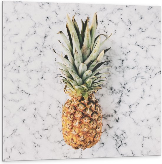 Dibond - Ananas op Marmeren Achtergrond - 100x100 cm Foto op Aluminium (Wanddecoratie van metaal)