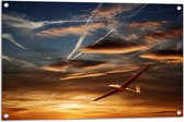 Tuinposter – Wit Zweefvliegtuig Vliegend tijdens Zonsondergang - 90x60 cm Foto op Tuinposter (wanddecoratie voor buiten en binnen)