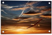 Tuinposter – Wit Zweefvliegtuig Vliegend tijdens Zonsondergang - 60x40 cm Foto op Tuinposter (wanddecoratie voor buiten en binnen)