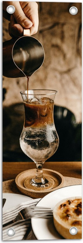 Tuinposter – Koffie in Glas in Café - 20x60 cm Foto op Tuinposter (wanddecoratie voor buiten en binnen)