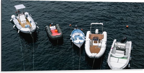 Dibond - Vijf Rubberen Bootjes Dobberend op het Water - 100x50 cm Foto op Aluminium (Wanddecoratie van metaal)