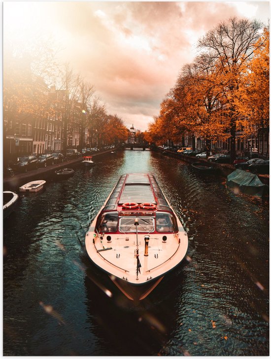 Poster Glanzend – Traditionele Amsterdamse Toeristenboot door de Grachten tijdens de Herfst - 75x100 cm Foto op Posterpapier met Glanzende Afwerking