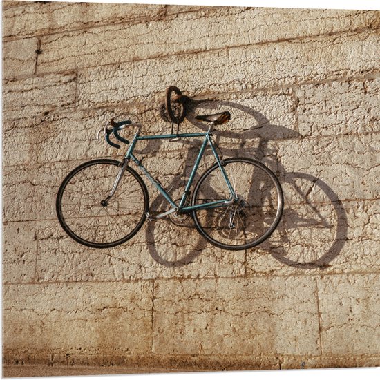 Acrylglas - Blauwe Wielrenfiets Hangend aan Stenen Muur - 80x80 cm Foto op Acrylglas (Wanddecoratie op Acrylaat)