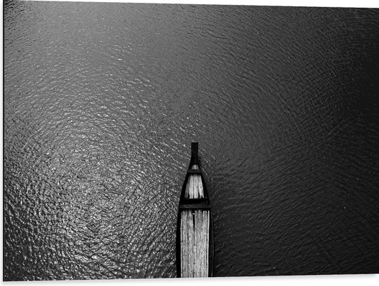 Dibond - Bovenaanzicht van Houten Boot Varend over het Water (Zwart- wit) - 80x60 cm Foto op Aluminium (Met Ophangsysteem)