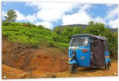 Tuinposter – Blauwe Tuktuk Geparkeerd voor Heuvel - 120x80 cm Foto op Tuinposter (wanddecoratie voor buiten en binnen)