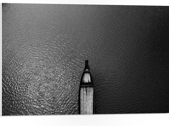 PVC Schuimplaat - Bovenaanzicht van Houten Boot Varend over het Water (Zwart- wit) - 75x50 cm Foto op PVC Schuimplaat (Met Ophangsysteem)