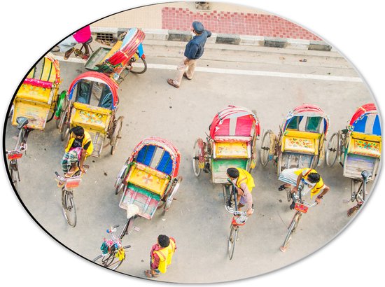Dibond Ovaal - Bovenaanzicht van Lokale Mensen in Tuktukfietsen - 40x30 cm Foto op Ovaal (Met Ophangsysteem)