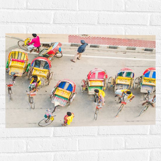 Muursticker - Bovenaanzicht van Lokale Mensen in Tuktukfietsen - 75x50 cm Foto op Muursticker
